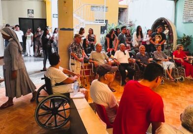 ALUMNOS DE DERECHO DONARON VÍVERES A CASA DE SALUD ALUMNOS DE DERECHO DONARON VÍVERES A CASA DE SALUD