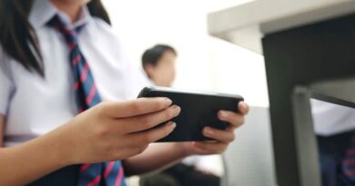 MINEDU RESTRINGE USO DE CELULARES EN LOS COLEGIOS MINEDU RESTRINGE USO DE CELULARES EN LOS COLEGIOS