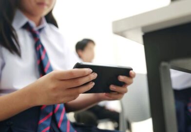 MINEDU RESTRINGE USO DE CELULARES EN LOS COLEGIOS MINEDU RESTRINGE USO DE CELULARES EN LOS COLEGIOS